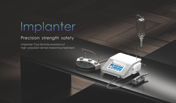 نمایی نزدیک از صفحه نمایش لمسی موتور ایمپلنت وودپکر در حال نمایش گشتاور (Torque)