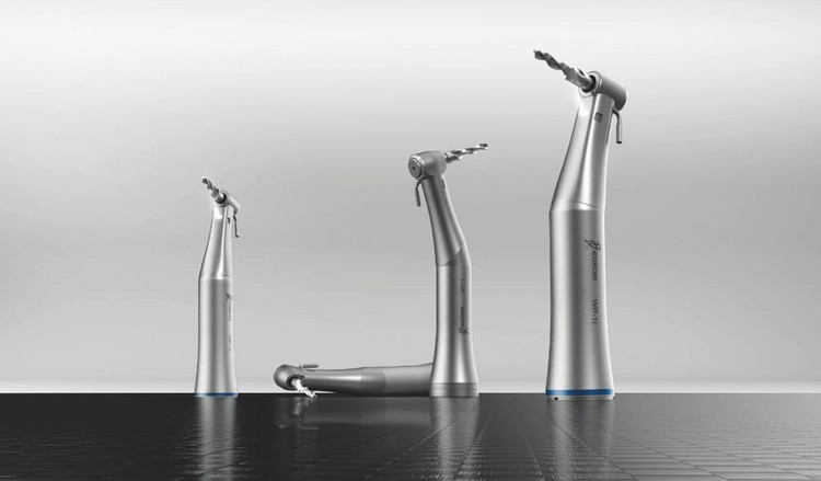 جراح در حال استفاده از موتور Woodpecker Implanter برای حفاری استخوان