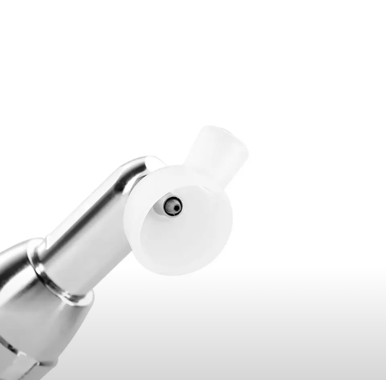 نمای نزدیک از کاور محافظ سندبلاستر که به طور مؤثری از پراکندگی ذرات شن در دندانهای مجاور جلوگیری میکند.