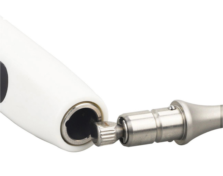 دندانپزشک در حال اتصال درایور به رچت دیجیتال جهت نصب اباتمنت ایمپلنت