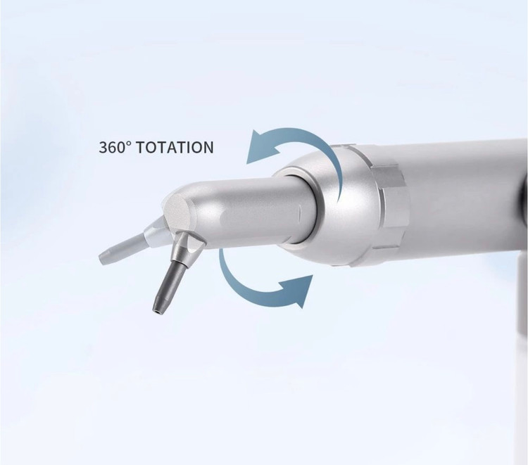 نمای نزدیک از نازل سندبلاستر داخل دهانی که محل خروج همزمان پودر و آب را نشان میدهد