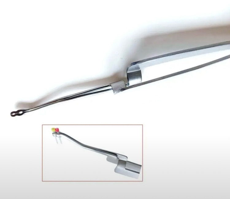 نمای نزدیک از نوک کلمپ فایبر پست هولدر در حال نگهداری یک پست فایبر