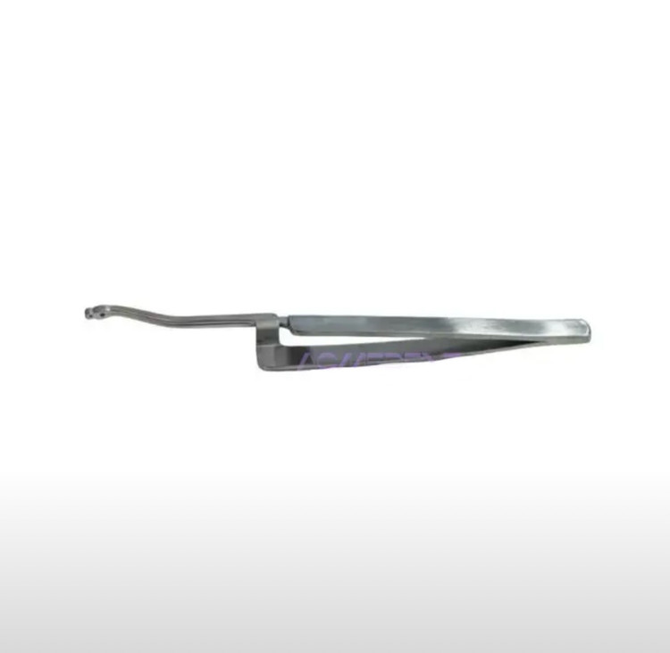 فایبر پست هولدر در حال هدایت پست فایبر به داخل کانال ریشه