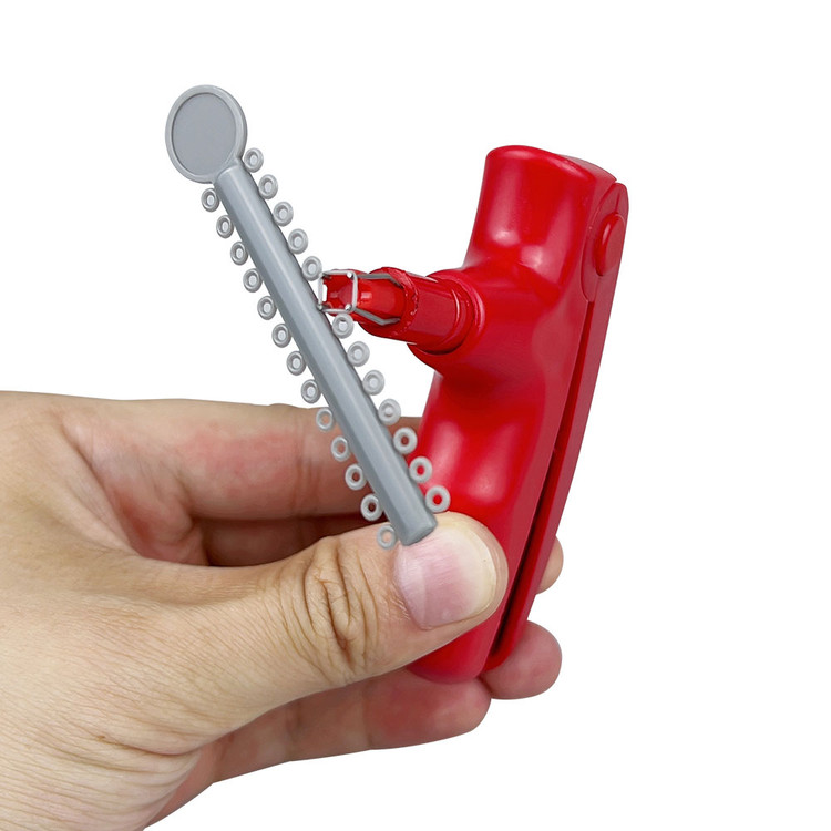 نوک تفنگ لیگاچر در حال کشیدن کش الاستیک (اورینگ) برای نصب روی باله براکت ارتودنسی