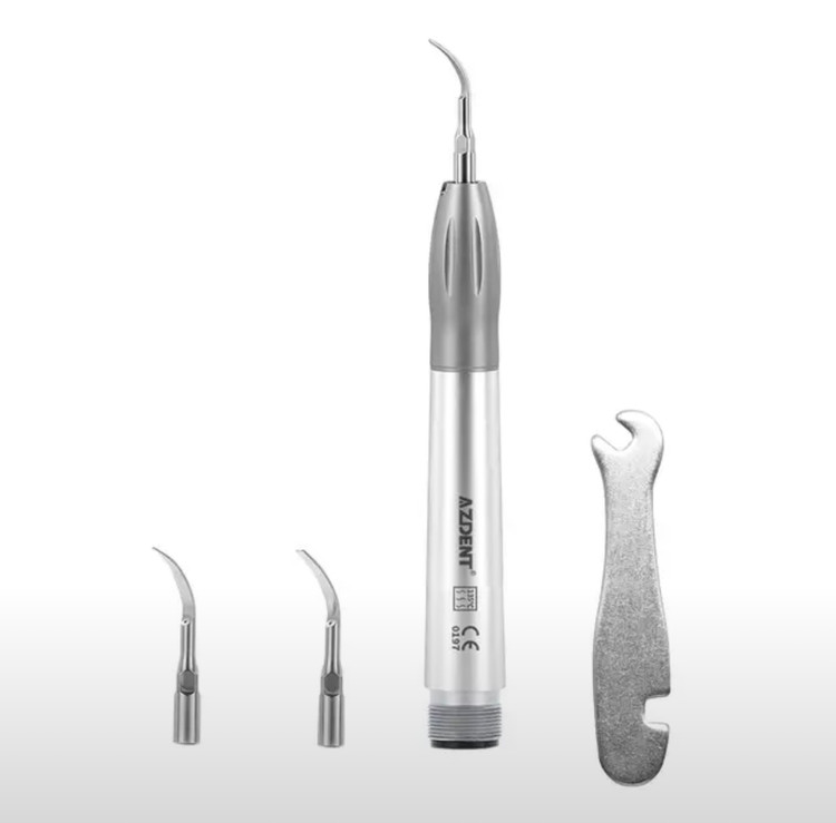 دندانپزشک در حال تنظیم قدرت ارتعاش هندپیس اسکیلر متصل به یونیت از طریق دکمههای کنترلی آن