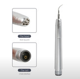 هندپیس اسکیلر اولتراسونیک متصل به شلنگ یونیت دندانپزشکی در حال آمادهسازی برای جرمگیری