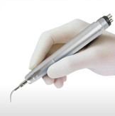 نوک ظریف هندپیس اسکیلر متصل به یونیت در حال حذف جرم سخت از سطح دندان بیمار