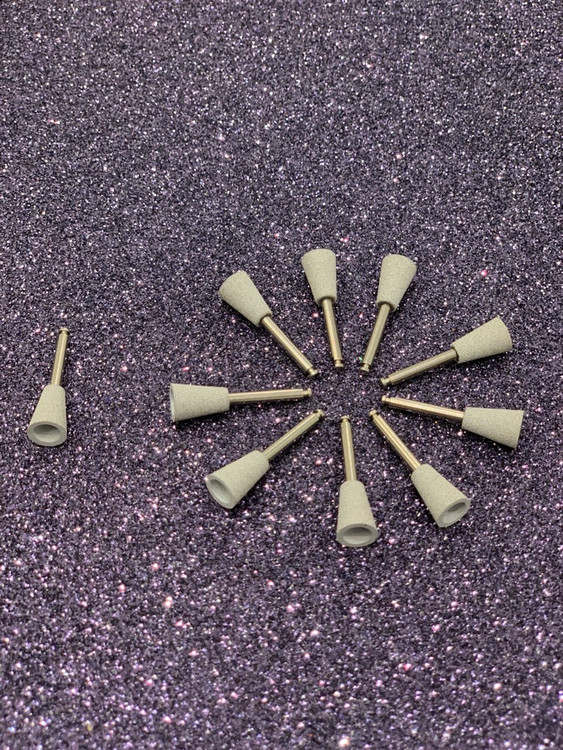 استفاده از پوینتهای سیلیکونی با زبری متوسط در هندپیس برای حذف خراشهای اولیه از سطح ترمیم کامپوزیت