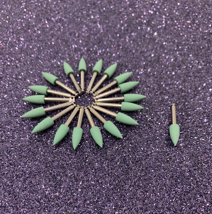 نمای نزدیک از تفاوت سطح کامپوزیت پولیشنشده (خشن) و پولیششده (صاف و براق) با کیت مولت پرداخت