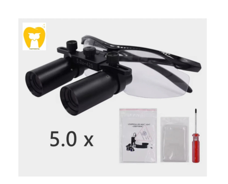 نمای نزدیک از لنزهای وضوح بالای لوپ 5X که بر روی دندانپزشک نصب شده است.