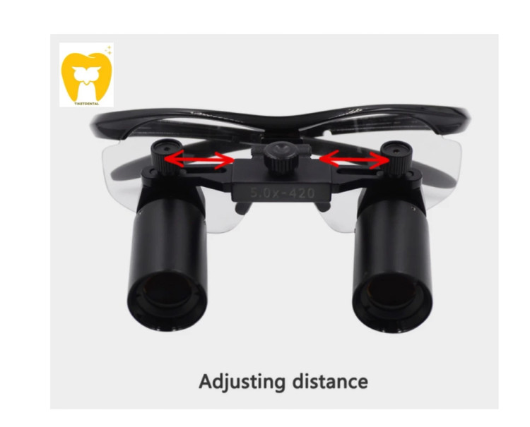 دندانپزشکی که با وضعیت ارگونومیک صحیح و سر صاف، از طریق لوپ 5X در حال کار است.