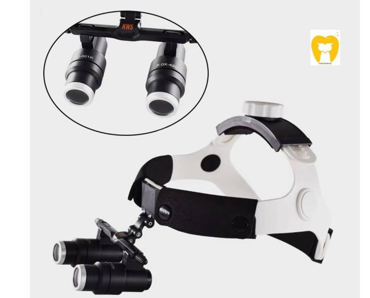 دندانپزشک در حال انجام درمان ریشه (اندودنتیکس) با استفاده از لوپ 5X و هد لایت متمرکز.