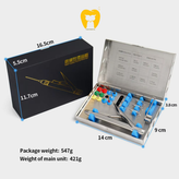 دست دندانپزشک در حال استفاده از ابزار ظریف کیت خارجسازی فایل زیر میکروسکوپ (یا لوپ) جهت مانور در کانال ریشه.