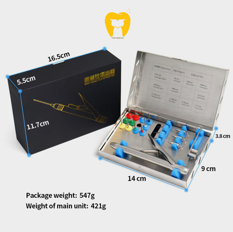 دست دندانپزشک در حال استفاده از ابزار ظریف کیت خارجسازی فایل زیر میکروسکوپ (یا لوپ) جهت مانور در کانال ریشه.