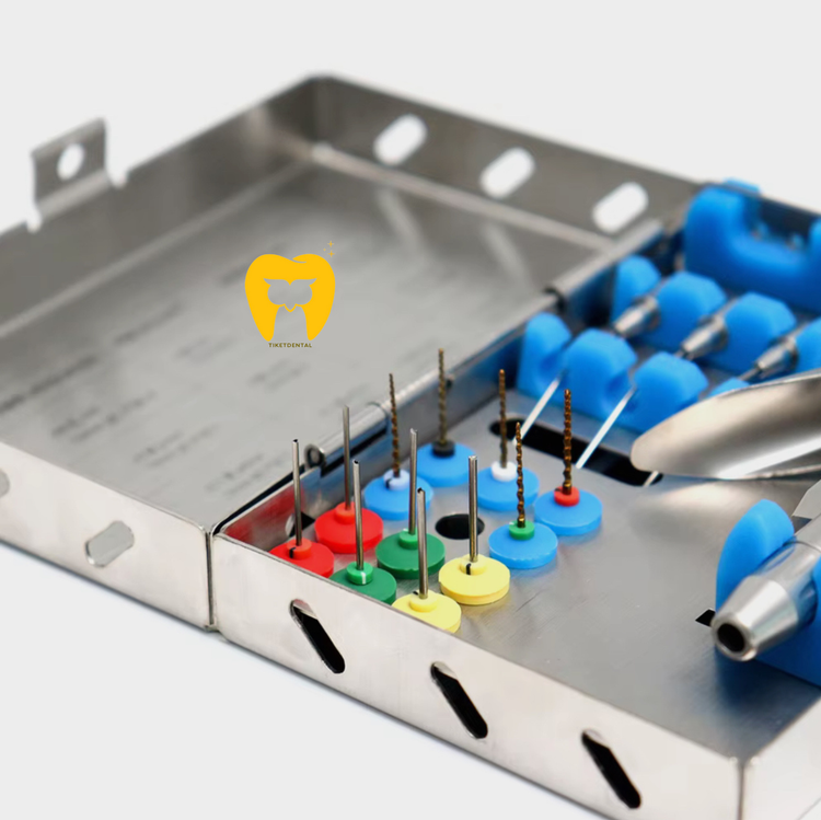 نمای نزدیک از تیپ میکرو-پنس یا حلقه فلزی ظریف کیت برای چنگ زدن و گرفتن دقیق قطعه فایل شکسته.