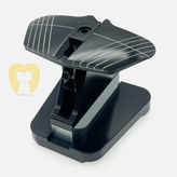 تکنسین پروتز در حال استفاده از راهنمای چیدمان برای تراز کردن دندانهای مصنوعی.