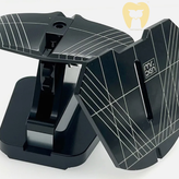 میز کار آرتیکولاتور متال با یک آرتیکولاتور و مدل دنچر روی آن.