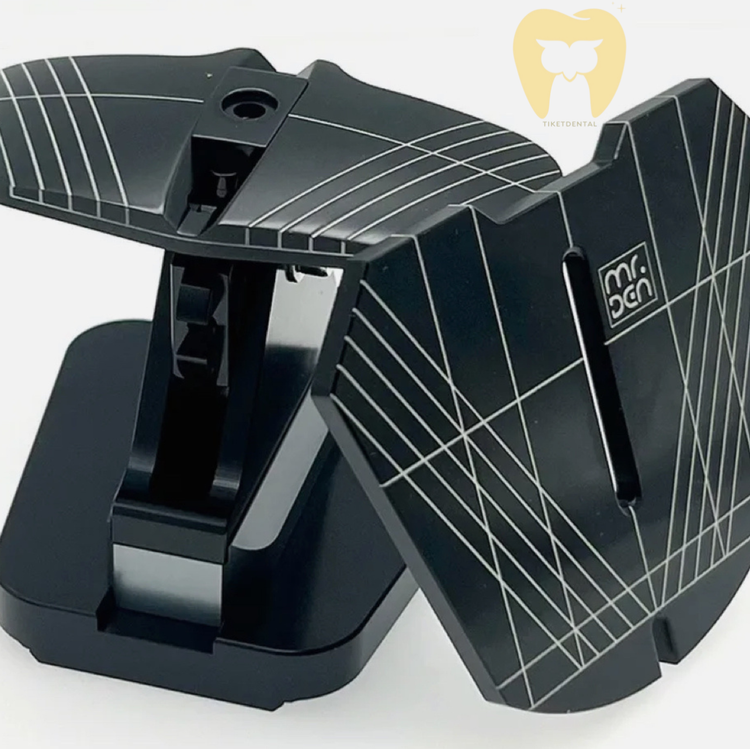 میز کار آرتیکولاتور متال با یک آرتیکولاتور و مدل دنچر روی آن.