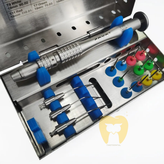 دندانپزشک در حال استفاده از کیت C-FR1 کوکسو برای گرفتن فایل شکسته در کانال ریشه