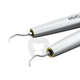 نمای نزدیک از نوک اسکیلر سونیک کاوو با نور فایبر اپتیک روشن.