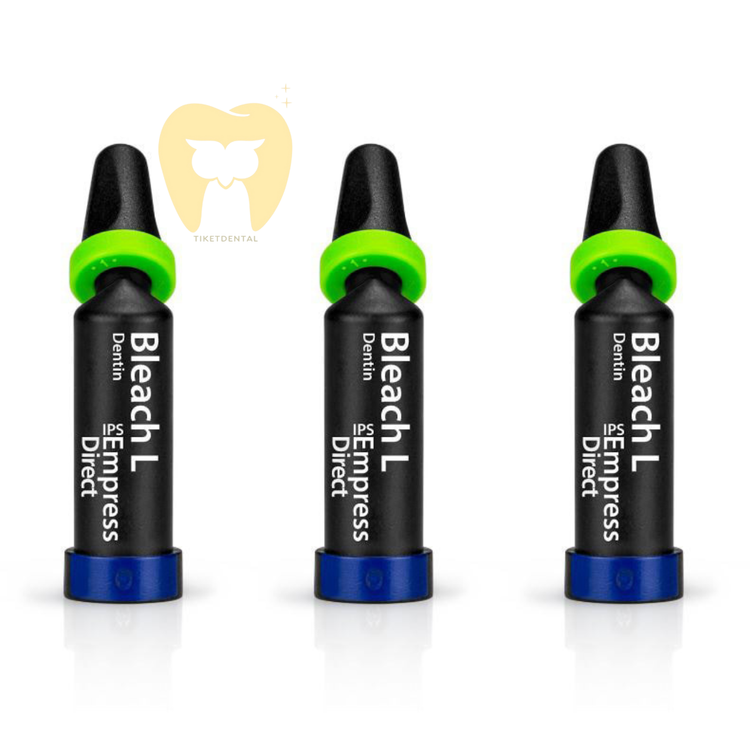 نمای میکروسکوپی از سطح ترمیم کامپوزیتی IPS Empress Direct که نشاندهنده پولیشپذیری آینهای و ساختار نانو هیبرید است.