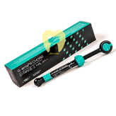 نمای نزدیک از یک ترمیم دندان قدامی که با کامپوزیت G-aenial انجام شده و توانایی آن در بازتاب نور طبیعی دندان را نشان میدهد.