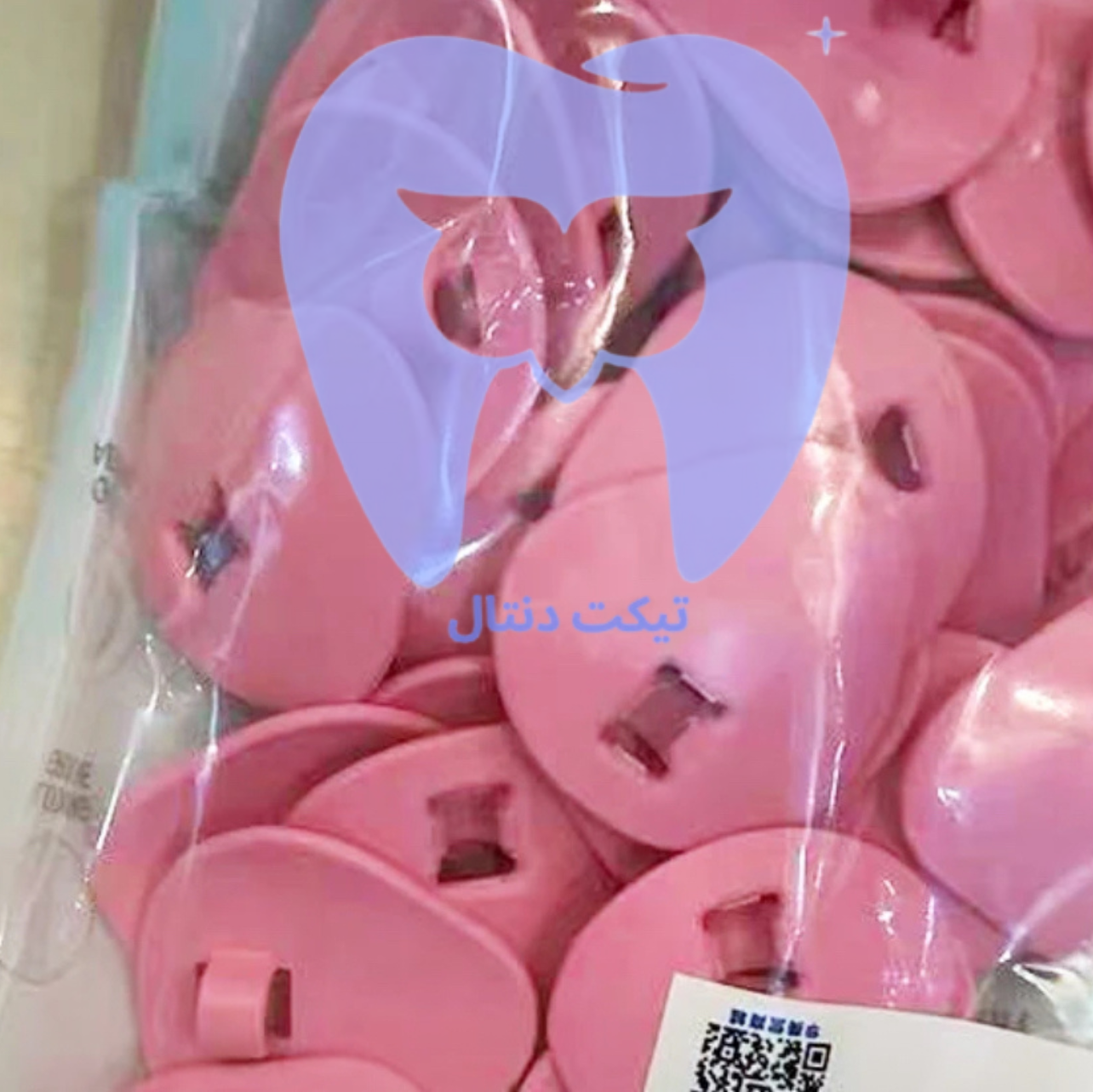 نگهدارنده ساکشن دندانپزشکی در حال قرارگیری در یک حفره عمیق دندان آسیاب برای جلوگیری از تجمع مایعات.