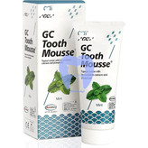 یک کودک در حال استفاده از ژل GC Tooth Mousse با انگشت یا مسواک روی دندانهای خود (نمایانگر کاربرد آسان در منزل).