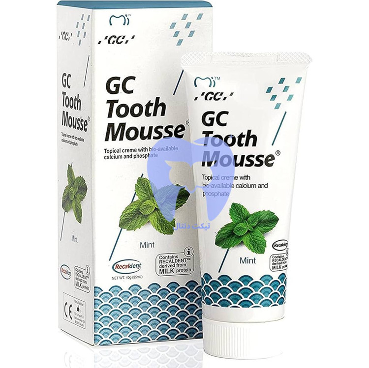 یک کودک در حال استفاده از ژل GC Tooth Mousse با انگشت یا مسواک روی دندانهای خود (نمایانگر کاربرد آسان در منزل).