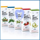 تیوب ژل GC Tooth Mousse با طعم توت فرنگی (یا وانیل) با تأکید بر لوگوی Recaldent و علامت F-Free (فاقد فلوراید).