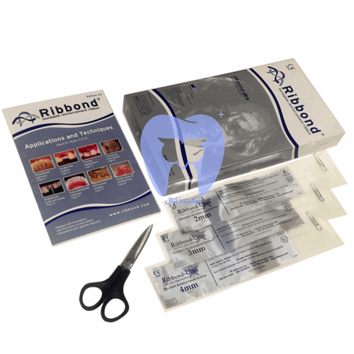 نمای نزدیک نوار Ribbond-Ultra که به دلیل ضخامت بیشتر، برای تحمل نیروهای جویدن سنگین استفاده شده است.