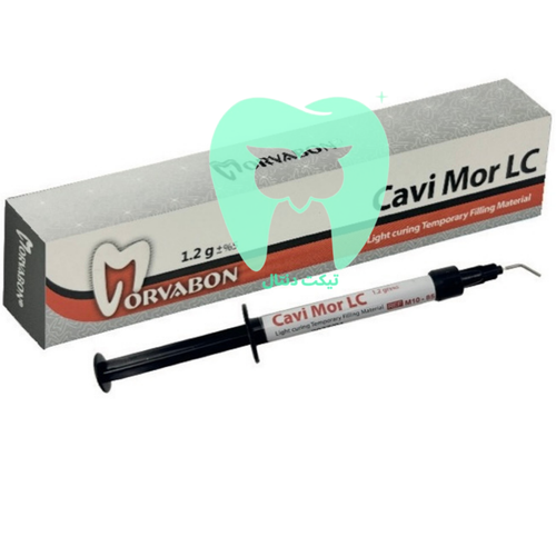 سرنگ پانسمان نوری (Light Cure) مروابُن با نوک سرنگ نازک، آماده برای تزریق درون حفره دندانی.