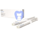 دندانپزشک اندودنتیست در حال تزریق سیلر AH Plus Je به کانال ریشه.