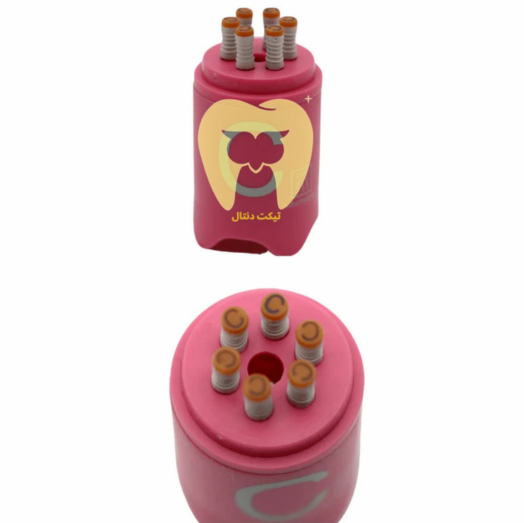 تصویر شماتیک دندانپزشک در حال استفاده از فایل دستی برای ایجاد گلایدپث در کانال ریشه.