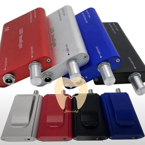 تصویر باتری هدلایت با بدنه پلاستیکی و گیره کمری متصل شده به آن.